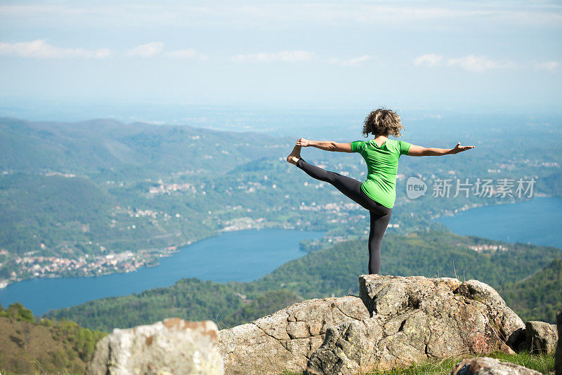 在大自然的山上练习瑜伽:Utthita Hasta Padangustasana